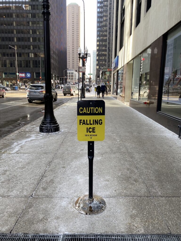 シカゴの街中で発見した落氷注意の看板を撮影した写真
