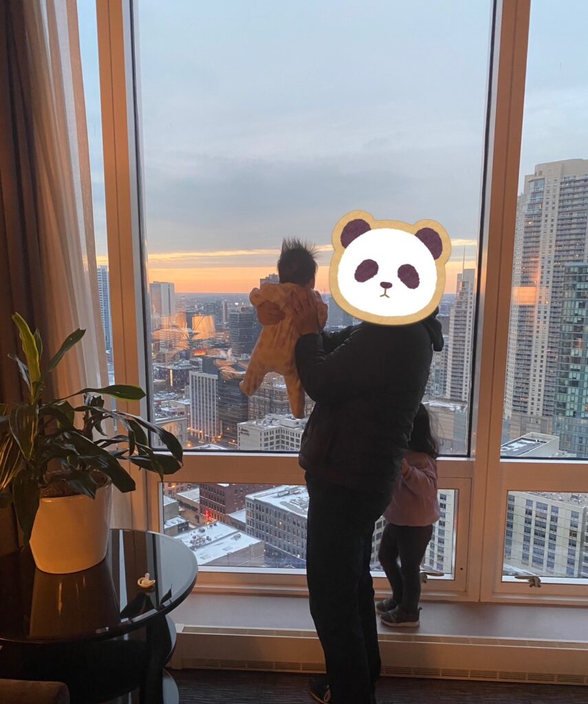 シカゴのトランプのホテルの部屋から外を眺める赤子を撮影した写真
