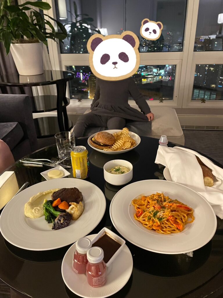 シカゴのトランプホテルのルームサービスの食べ物を撮影した写真