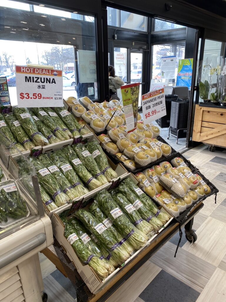 シカゴのミツワスーパーで見た日本の野菜が陳列されている光景を撮影した写真