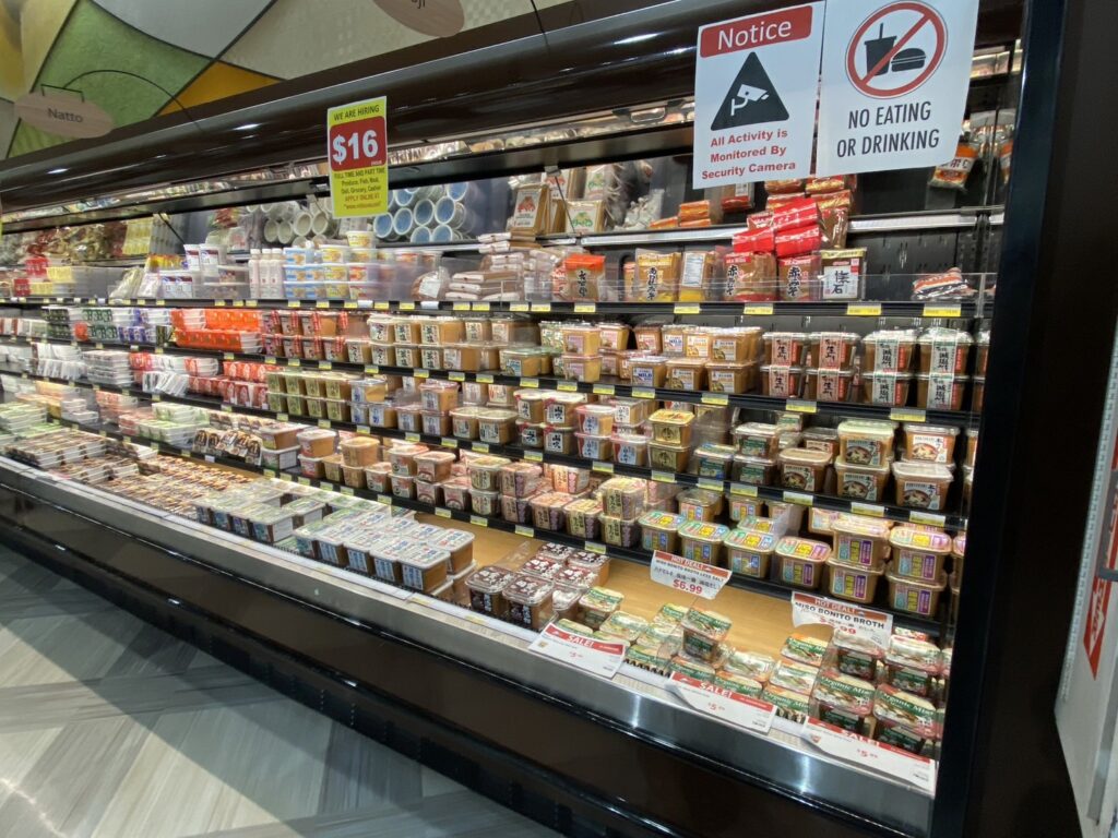 シカゴのミツワスーパーで日本の味噌が陳列されている光景を撮影した写真
