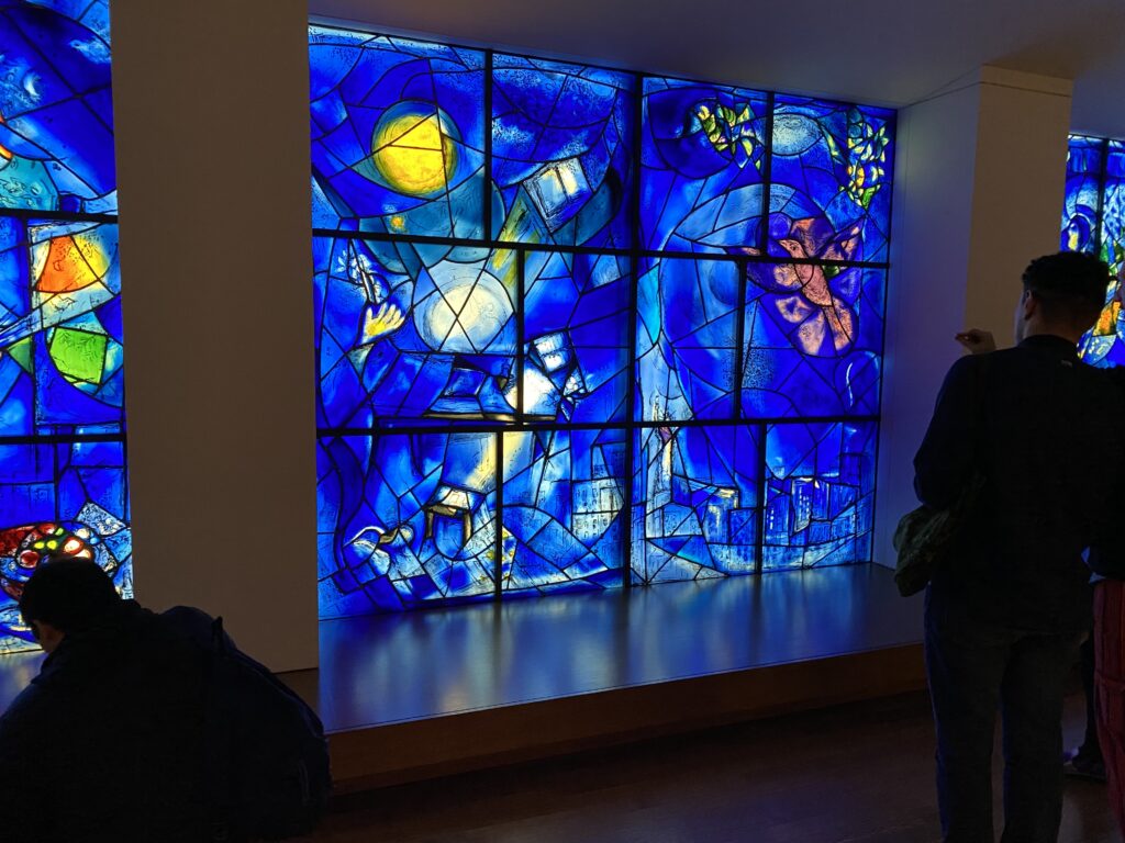 シカゴ美術館のシャガールのステンドグラスを撮影した写真