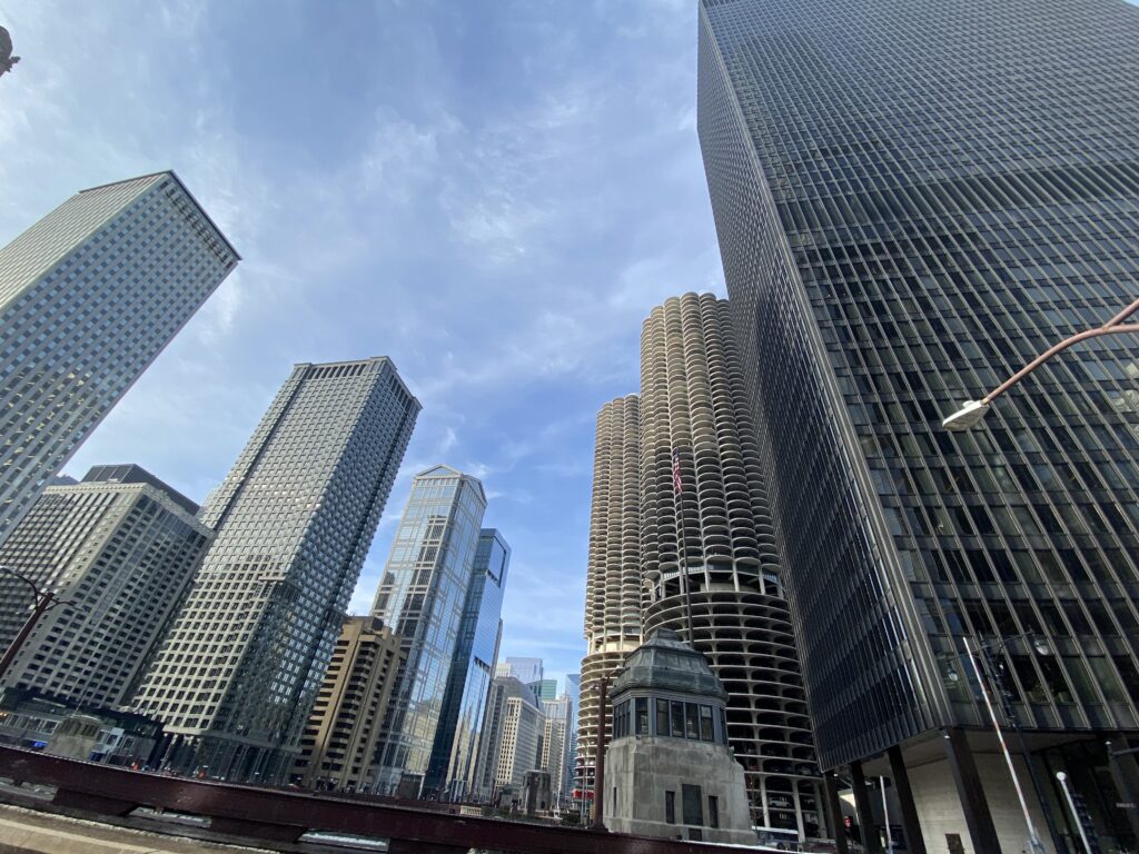 シカゴの高層ビル群を撮影した写真