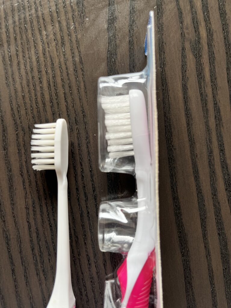 日本の歯ブラシとアメリカの歯ブラシのヘッドの大きさの違いを比較した画像。