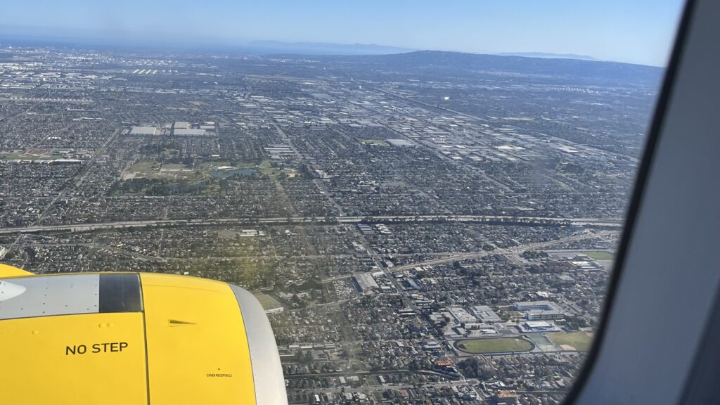 飛行機の窓からみたロサンゼルスの風景を撮影した写真