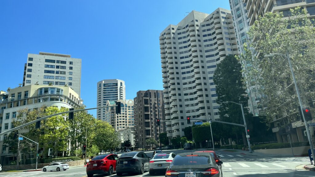 ロサンゼルスの街の道路を撮影した写真