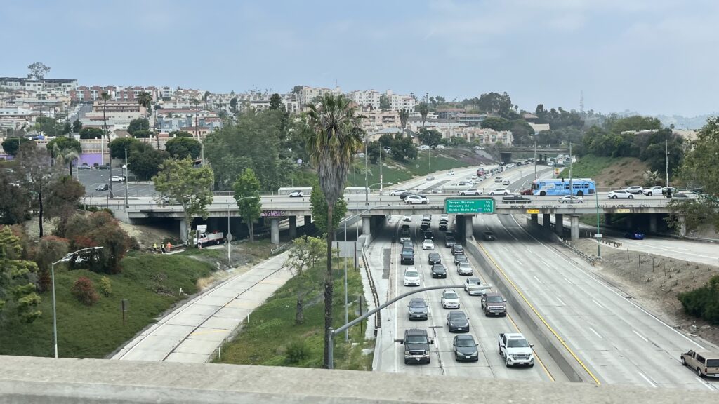 ロサンゼルスの高速道路を撮影した写真。