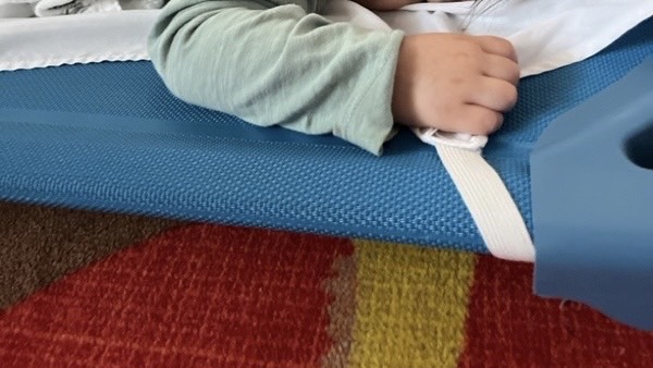 デイケアのココットでお昼寝する1歳を撮影した写真