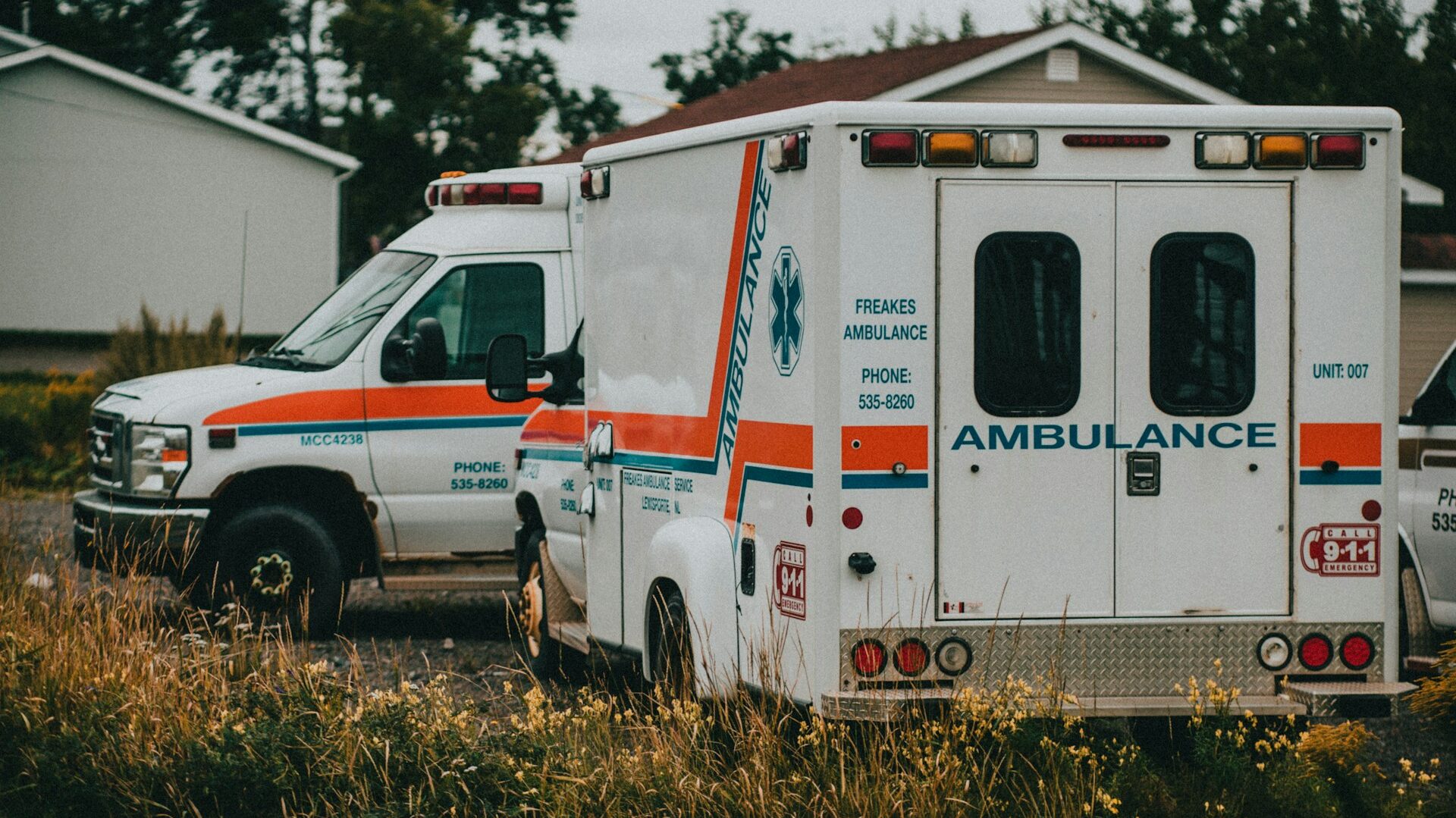 2台のアメリカの救急車を撮影した写真