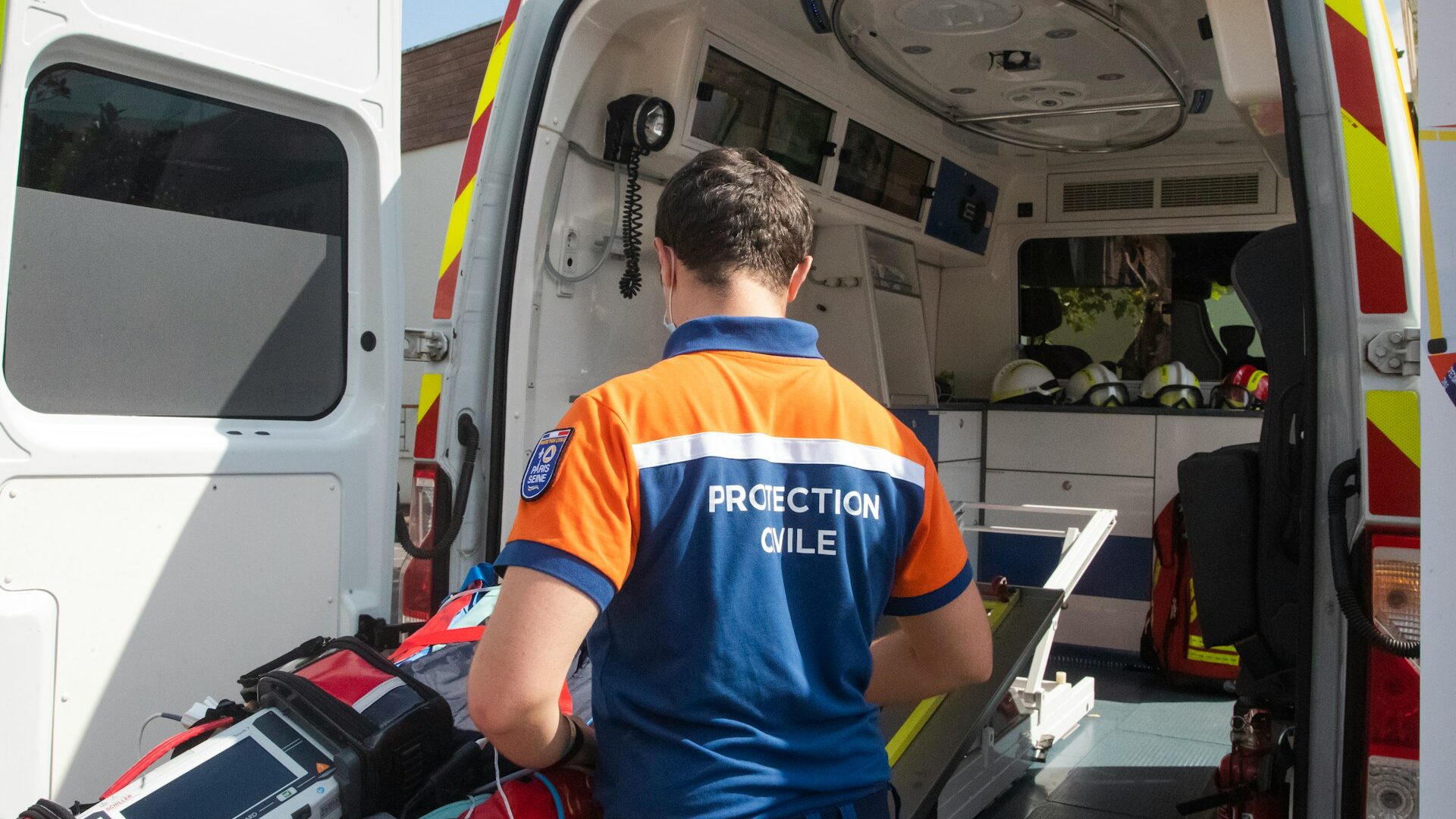 救急車と救急救命士を撮影した写真