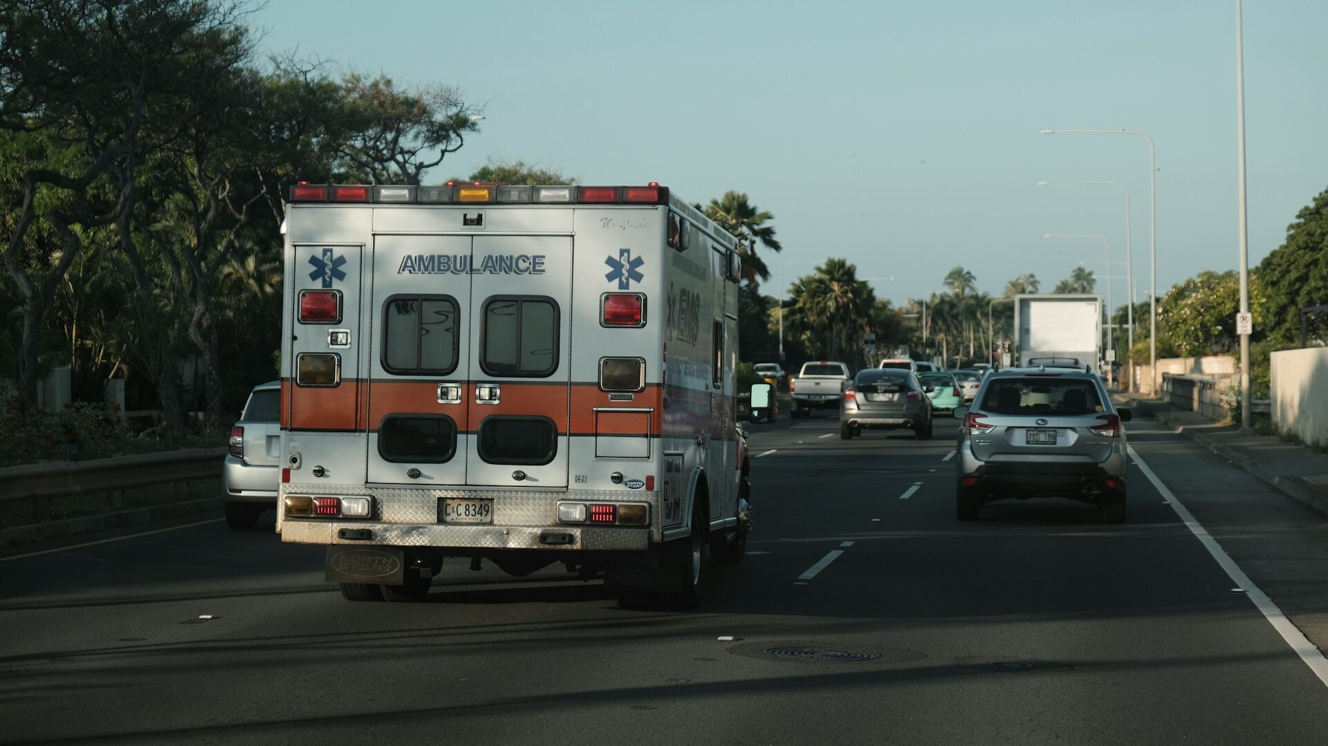 道路を走る救急車を撮影した写真。