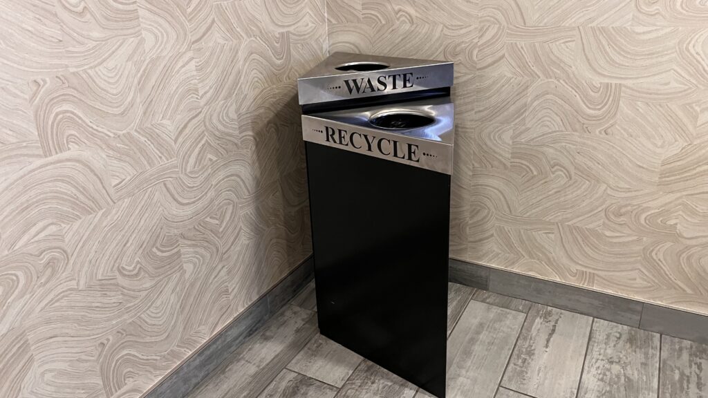 アメリカの普通ゴミとリサイクルゴミのゴミ箱を撮影した写真